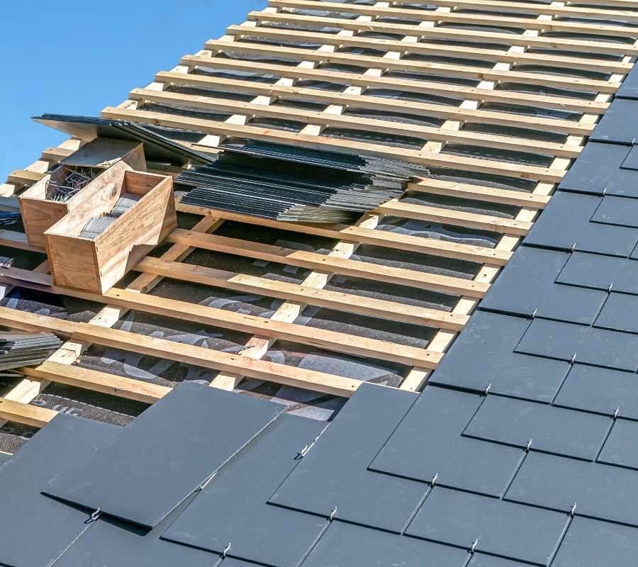 Rénovation toiture à Plouaret : nos réparateurs de toit sont à votre disposition depuis 30 ans