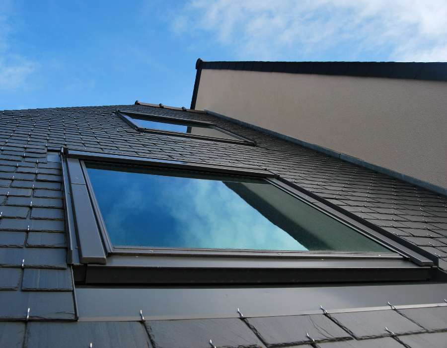 Velux à Plouaret : faites entrer la lumière dans vos combles grâce à la fenêtre de toit !